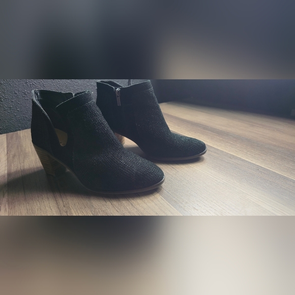 Lucky Brand Ponic Black SIZE 8.5 Suede Ankle Bootie Side Slit Zip Heeled - Picture 2 of 10